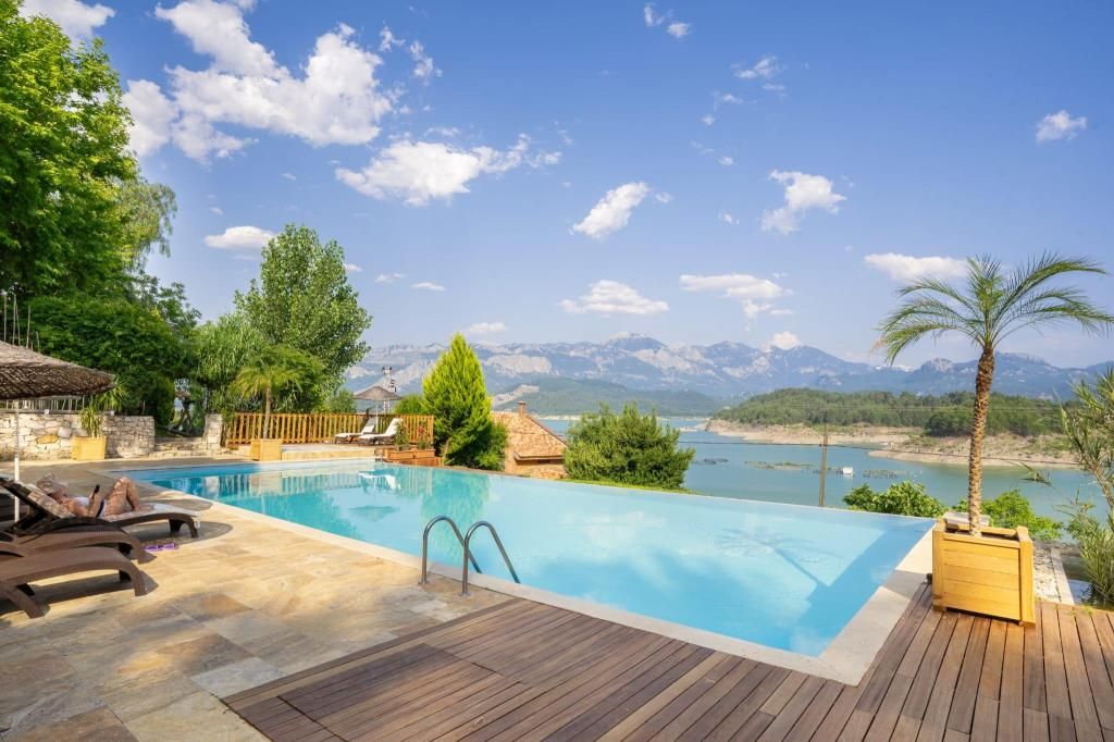 Isparta Havuzlu Bungalov